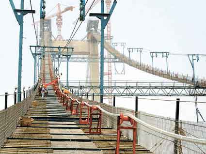 世界最大跨径四主缆悬索桥燕矶长江大桥合龙